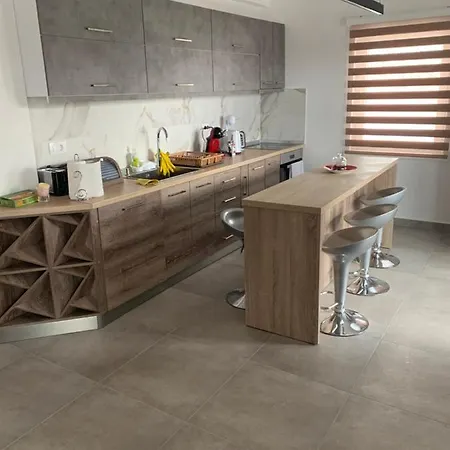 Βίλα Luxury M Near 2km Away From With Private Swimming Pool & Sauna &jacuzzi Μπίτολα