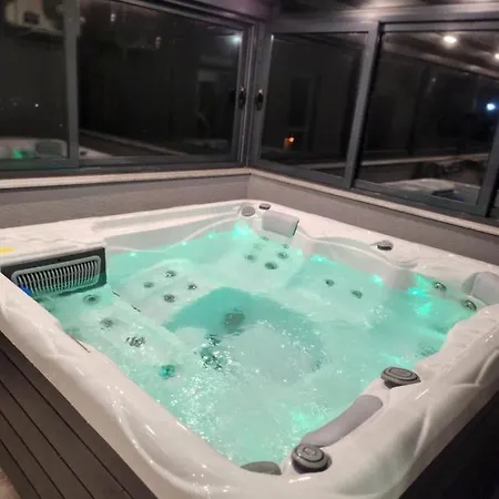 Luxury M Near 2km Away From With Private Swimming Pool & Sauna &jacuzzi Βίλα *